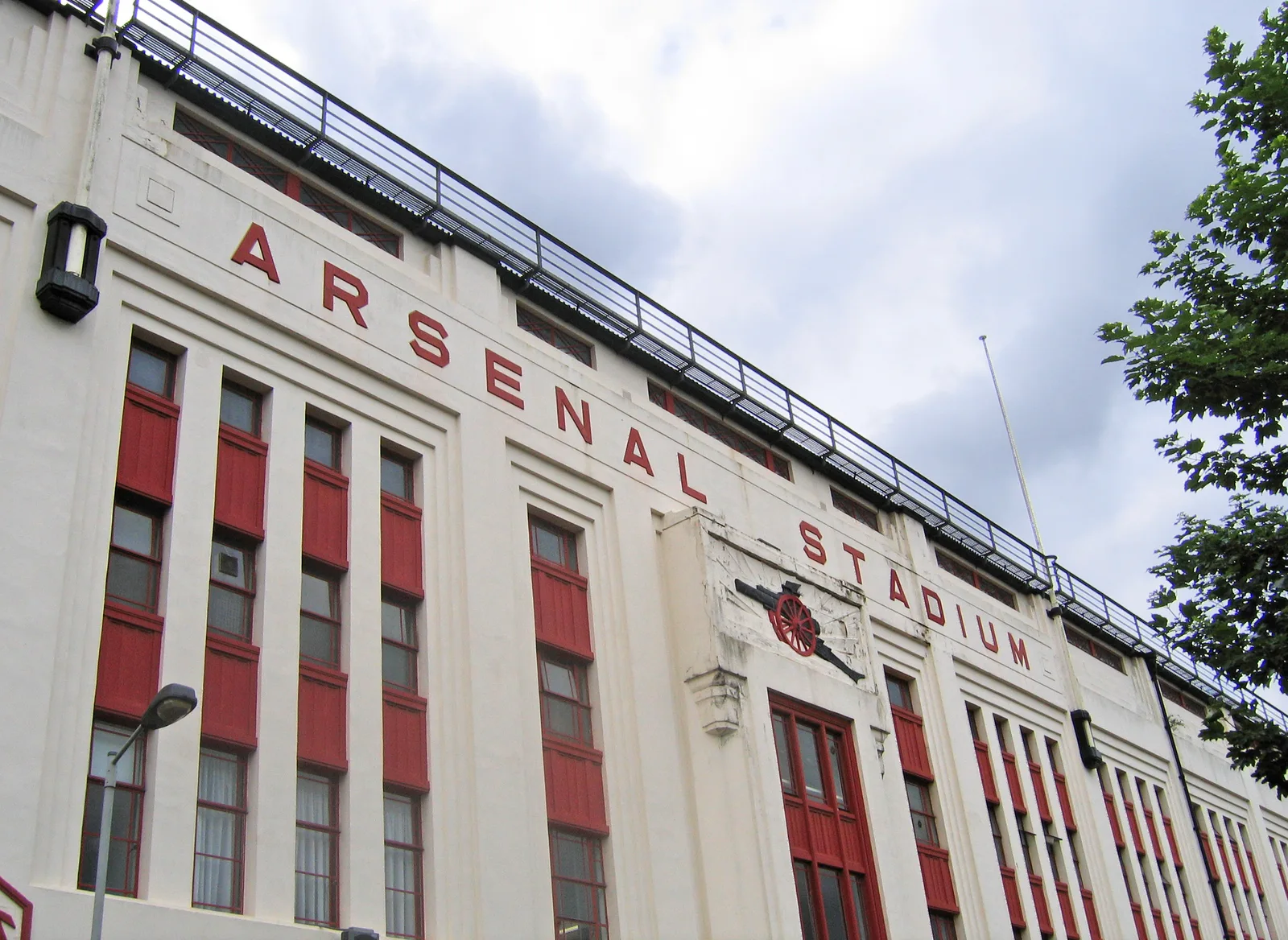 Fachada leste do antigo Highbury vista de Avenell Road, com sua arquitetura art déco preservada