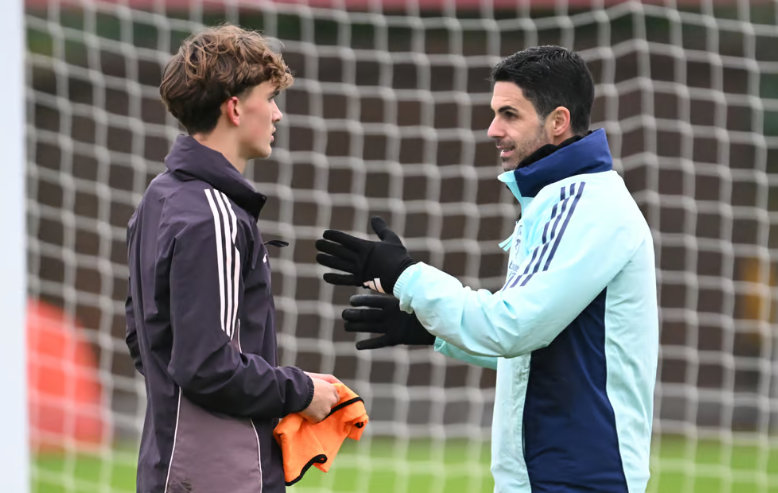 Dowman and his coach Mikel Arteta during a training session.