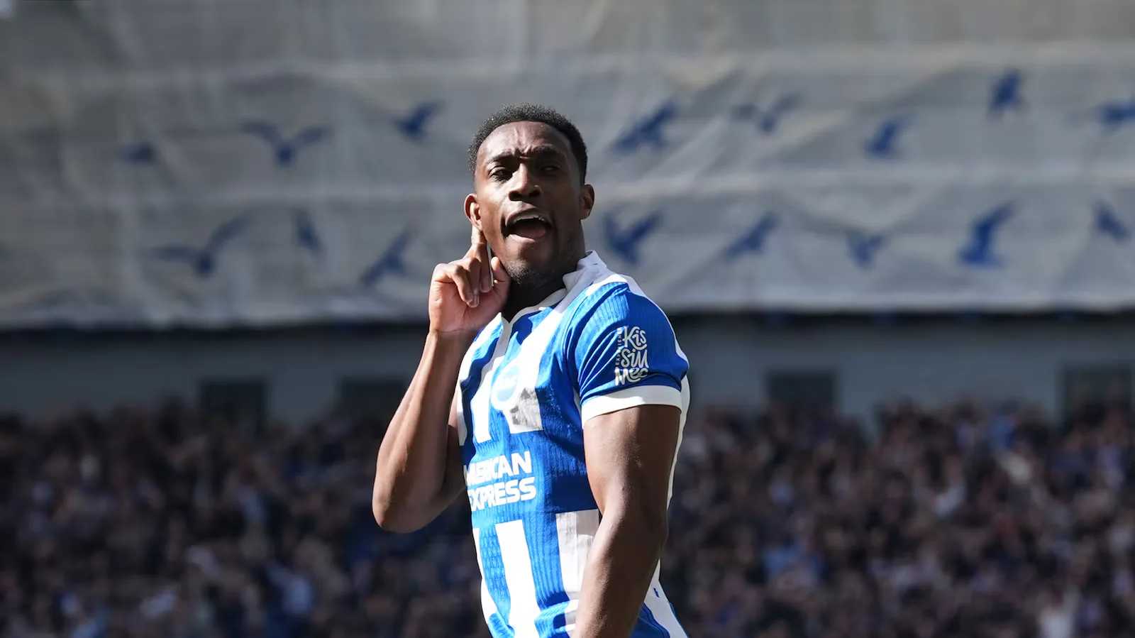 Danny Welbeck celebra um de seus gols contra o Liverpool.