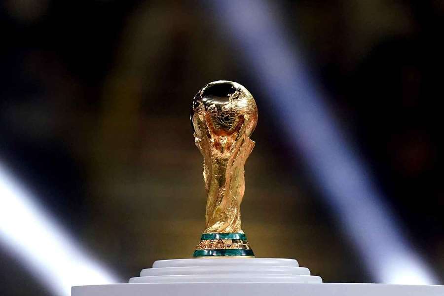 Taça da copa do mundo em destaque, simbolizando o caminho até a copa.