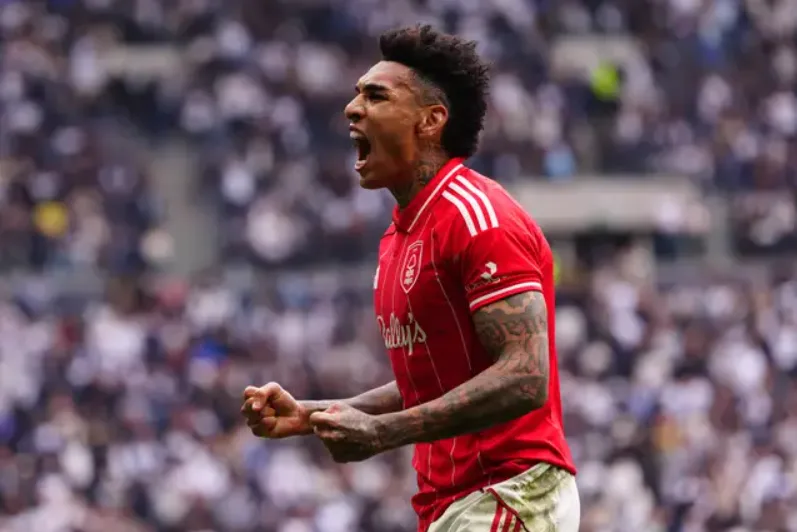 Atacante brasileiro Igor Jesus comemora o primeiro gol do Forest contra o Tottenham.